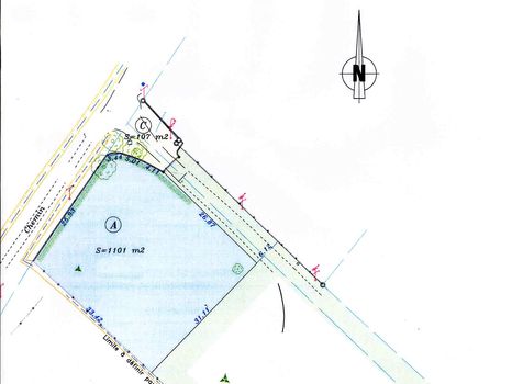 Beau terrain de 1100m� Bord� d'arbres, tres bel environnement au calme  , eau, edf et tel en bordure