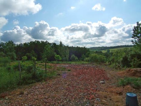 Beau terrain de 5000m bien situ�e au calme avec beaupoint de vue sur la campagne, tous r�seaux, pas de cos.
CU en cours.