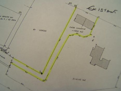Au calme garage construit  de 90m� avec belle charpente traditionnelle sur un terrain de 1120m� � r�nov� pour habitation.