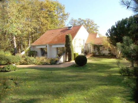 Prestations de qualit� pour cette villa d'architecte lumineuse et fonctionnelle, 220m� hab. en parfait �tat. Entr�e s�jour de 55m� avec chemin�e, cuisine �quip�e, 5 chs,v�randa, garage et piscine, sur parc et jardins de 5000m� clos et arbor�s.