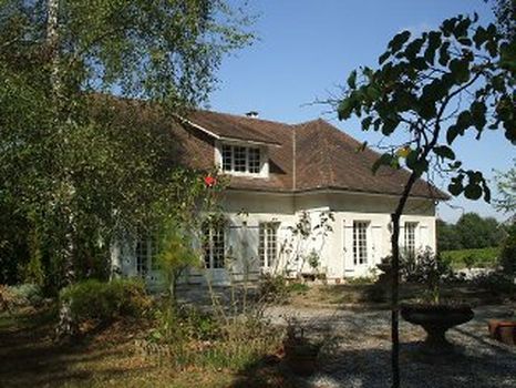  Charmante maison dans un bel environnement comprenant : entr�e, salon s�jour, cuisine �quip�e, 4chambres , salle de bains 
Terrasses garage Terrain arbor� de 4400m�.