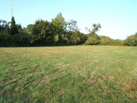 Tr�s beau terrain plat au calme de 1 500m� - Eau ,Electricit�,Tout � l'�gout,T�l�phone sont au bord du terrain- Cos 0.25-
fa�ade de plus de 34m