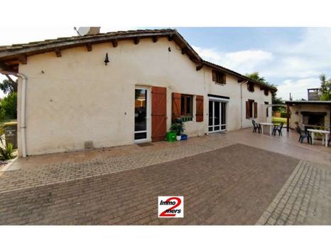Maison ancienne r�nov�e comprenant  belle pi�ce de vie avec chemin�e et insert, cusine ind�p. �quip�e neuve, 5 grdes chambres, mezzanine, cellier, 2 sdb, d�pendances, bien situ�e prooche des commodit�s sur 1600m� de terrain.