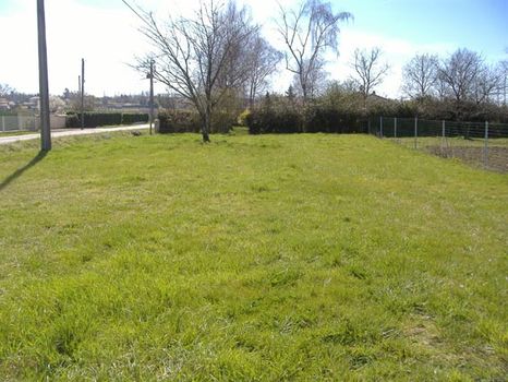 Terrain plat de 820m2 avec CU,  edf, eau et tel en bordure de terrain ; shon maxi de 250m�
