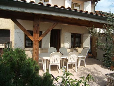  Maison en pierre  atypique en partie r�nov�e tr�s agr�able � vivre comprenant, salon/s�jour avec cuisine ouverte, belle mezzanine, 4 chs, sde, sdb, petite terrasse sur jardinet proche du centre.